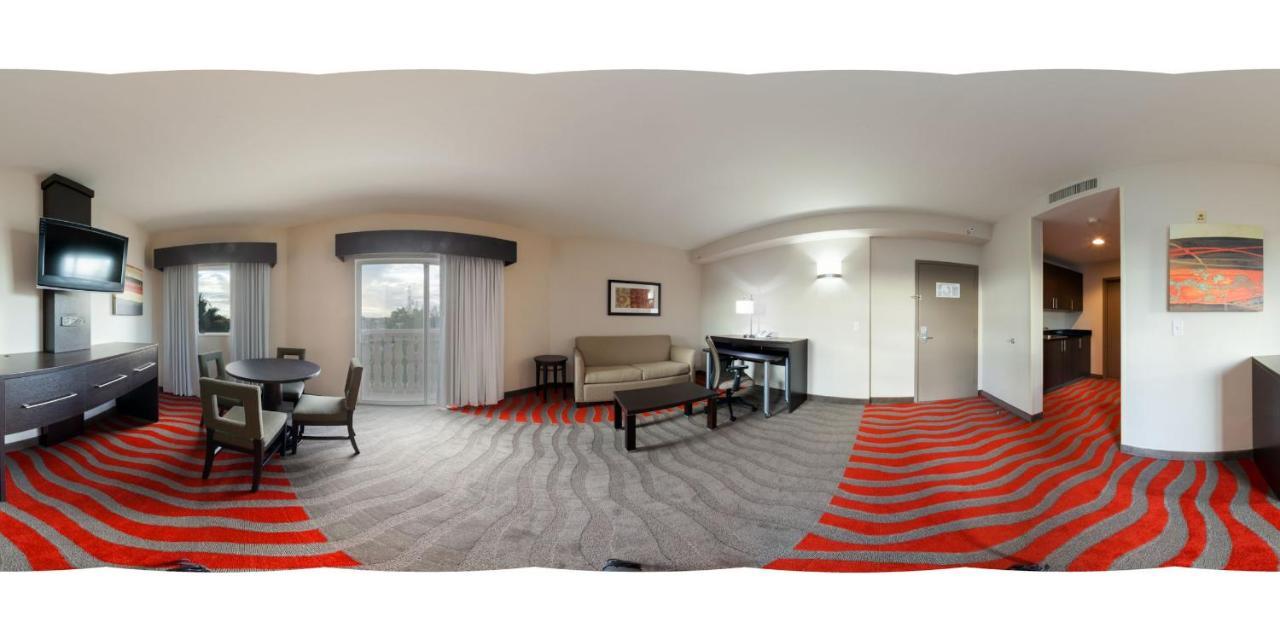 Holiday Inn Express & Suites Naples Downtown - 5Th Avenue, An Ihg Hotel Extérieur photo