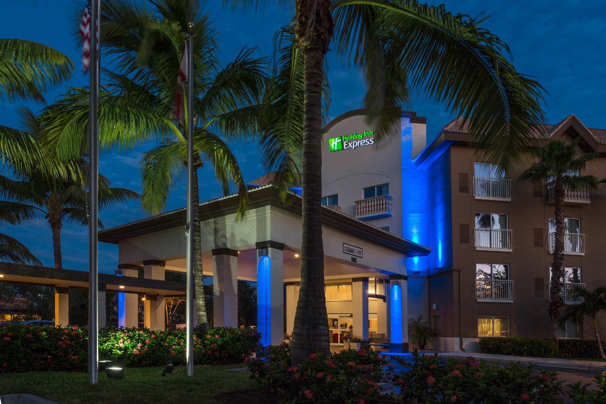 Holiday Inn Express & Suites Naples Downtown - 5Th Avenue, An Ihg Hotel Extérieur photo